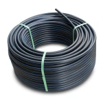 لفة أنابيب HDPE ضغط 15.6 بار PE 100 قطر خارجي 20 مم SDR 9 أسود مع خط أزرق