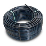 لفة أنابيب بلاستيك HDPE ضغط 15.6 بار PE 100 قطر خارجي 32 مم SDR 9 أسود مع خط أزرق