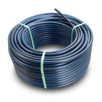 لفة أنابيب بلاستيك بولي ايثيلين عالي الكثافة ضغط 15.6 بار [PE 100] قطر خارجي 40 مم SDR 9 لون أسود مع خط أزرق