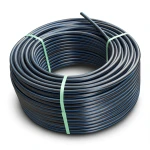 لفة أنابيب بلاستيك HDPE ضغط 15.6 بار PE 100 قطر خارجي 75 مم SDR 9 لون أسود مع خط أزرق
