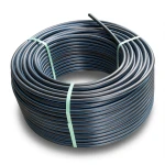 لفة أنابيب بلاستيك بولي ايثيلين عالي الكثافة ضغط 15.6 بار [PE 100] قطر خارجي 110 مم SDR 9 لون أسود مع خط أزرق