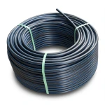 لفة أنابيب HDPE ضغط اسمي 15.6 بار PE 100 قطر خارجي 16 مم SDR 9 أسود مع خطوط زرقاء