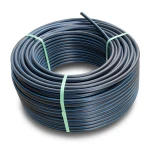 لفة أنابيب HDPE ضغط 15.6 بار PE 100 قطر خارجي 20 مم SDR 9 أسود مع خط أزرق