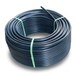 لفة أنابيب بلاستيك HDPE ضغط 15.6 بار PE 100 قطر خارجي 32 مم SDR 9 أسود مع خط أزرق