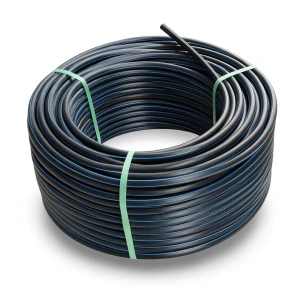 لفة أنابيب بلاستيك HDPE ضغط 15.6 بار PE 100 قطر خارجي 75 مم SDR 9 لون أسود مع خط أزرق