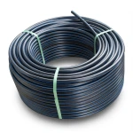 لفة أنابيب HDPE ضغط اسمي 19.2 بار PE100 قطر خارجي 63 مم SDR 7.4 أسود مع خطوط زرقاء