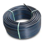 لفة أنابيب بلاستيك HDPE ضغط 19.2 بار PE 100 قطر خارجي 110 مم SDR 7.4 أسود مع خط أزرق