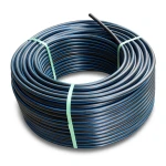 لفة أنابيب بلاستيك HDPE ضغط 19.2 بار PE 100 قطر خارجي 32 مم SDR 7.4 أسود مع خط أزرق