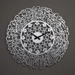 لوح جداري معدني إسلامي يحمل آية قرآنية، ابعاد 69×69 سم، لون فضى