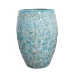 فازة ورد سيراميك بالوان متداخلة، بارتفاع 65 سم وعرض 40 سم.