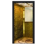 كابينة مصعد من ستانلس ستيل ذهبي، مرآة نصفية، زوايا ذهبية، وأرضية مزخرفة بتصميم دائري فاخر