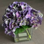 زهر صناعي هايدرينجا، مقاس 23×12 سم، في فازه زجاجية، لون بنفسجي