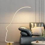 أباجورة مع ستاند مودرن ذهبي، على شكل وجه، ارتفاع 140 سم