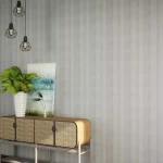 ورق جداري مقلم رمادي فاتح، مقاس 10م × 50 سم