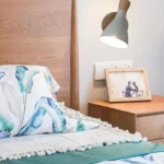 شريط جداري مودرن، رمادي، إضاءة خافتة، أبعاد 25×13 سم