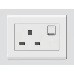 فيش ثلاثي بمفتاح، ماركة آرت دي إن أيه، 13 أمبير، مقاس 7×7 سم، لون أبيض