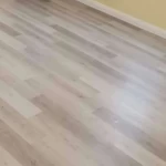 تغطية أرضية SPC، نقش خشبي، لون بيج فاتح، سماكة 5 مم