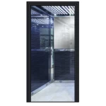 كابينة مصعد من الصاج المجلفن والنحاس، مرآة نصفية، زوايا فضية، وأرضية PVC بلون رمادي فاتح