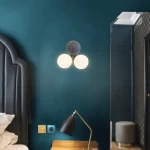 شريط جداري مودرن 2 لمبات، ابيض ورمادي، إضاءة خافتة، أبعاد 24×27 سم