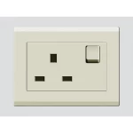 فيش ثلاثي بمفتاح، ماركة آرت دي إن أيه، لون بيج، 13 أمبير، مقاس 7×7 سم