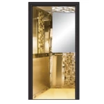 كابينة مصعد من ستانلس ستيل ذهبي وموزايك ذهبي، مرآة نصفية، زوايا ذهبية، وأرضية بتصميم روزا فاتح.