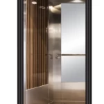 كابينة مصعد من الصاج المجلفن ونحاس، مرآة طويلة، زوايا ستيل فضي، وأرضية من رخام وإيبوكس صناعي.