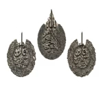 لوحة معدنية إسلامية مزخرفة بأيات قرأنية، أبعاد 90×70 سم، لون أسود