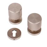 مقبض باب مفصول متحرك بلون فضي