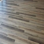 باركيه صناعي SPC، طول 150 سم، عرض 22.5 سم، لون رمادى مع بنى 