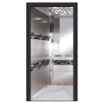 كابينة مصعد من ستانلس ستيل وموزايك، مرآة نصفية، زوايا ستيل فضي، وأرضية رخام موغلي بلون هادئ