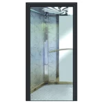 كابينة مصعد من النحاس، مرآة طويلة، زوايا فضية، وأرضية من الرخام الطبيعي