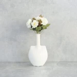 ورود صناعية، طول 28 سم، عرض 18 سم، لون سكري