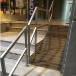 درابزين ستانلس ستيل للتركيب على منحدر بمقبض مستطيل 2 انش ارتفاع 110 سم