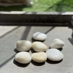 Large glossy decorative stone, white color, size 5-7 cm, weight 10 kg