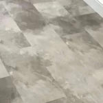 أرضيات باركيه SPC صيني، نقش خشبي، لون رمادي فاتح، سماكة 5 مم